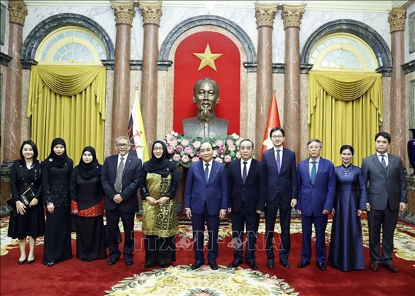 Chủ tịch nước Nguyễn Xuân Phúc tiếp các Đại sứ Azerbaijan, Brunei trình Quốc thư